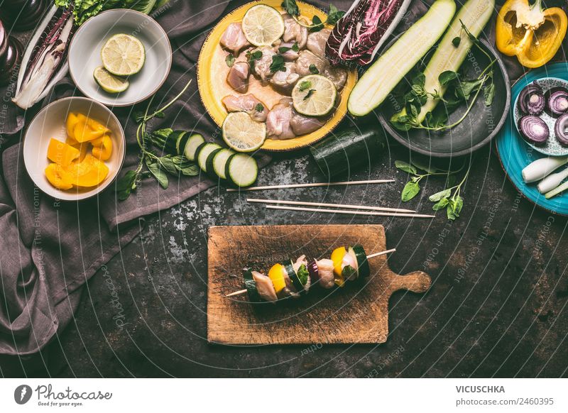 Hähnchenspieße mit Zucchini und Paprika zubereiten Lebensmittel Fleisch Gemüse Kräuter & Gewürze Ernährung Mittagessen Picknick Bioprodukte Geschirr Stil Design
