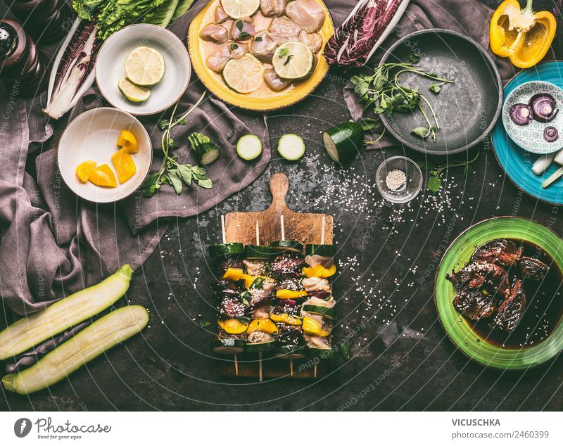 Verschiedene Fleischspieße mit Gemüse auf Schneidebrett Lebensmittel Salat Salatbeilage Kräuter & Gewürze Ernährung Picknick Bioprodukte Geschirr Teller