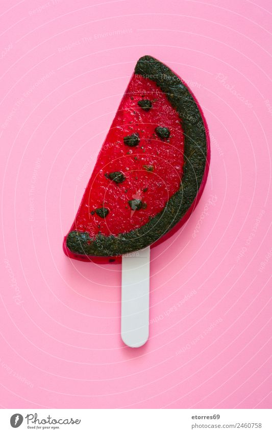 Wassermelonen-Popsicle auf rosa Hintergrund. Draufsicht Lebensmittel Frucht Dessert Speiseeis Süßwaren Ernährung rot Sommer Foodfotografie Snack Sahne kalt