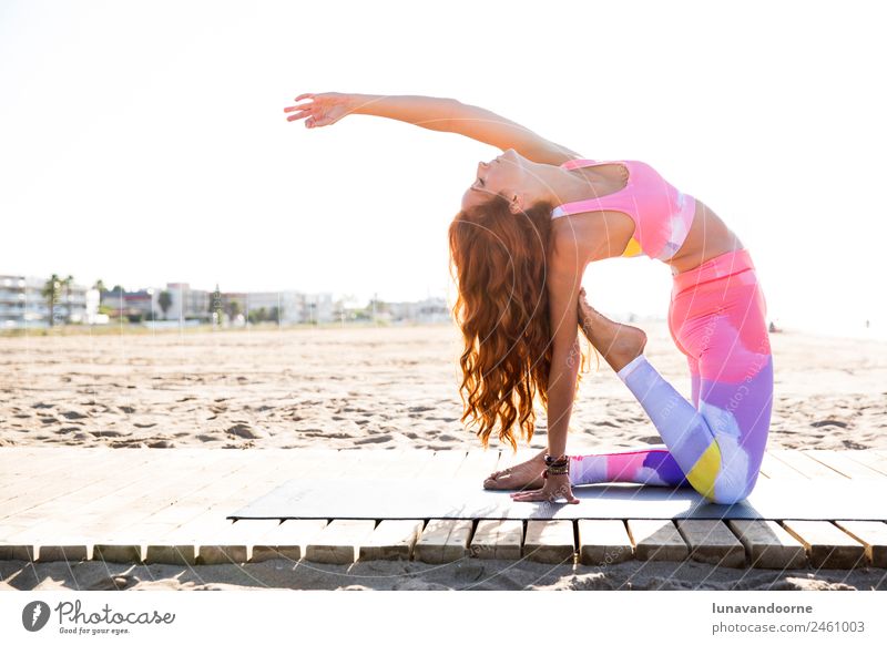 Frau, die Yoga am Strand praktiziert. Lifestyle Sport Fitness Sport-Training Mensch feminin Erwachsene 1 18-30 Jahre Jugendliche Bekleidung rothaarig sportlich