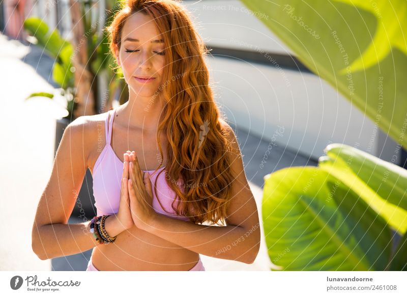 Spanische Frau beim Meditieren vor tropischem Hintergrund Lifestyle Freude Sport Fitness Sport-Training Yoga Junger Mann Jugendliche Erwachsene 1 Mensch