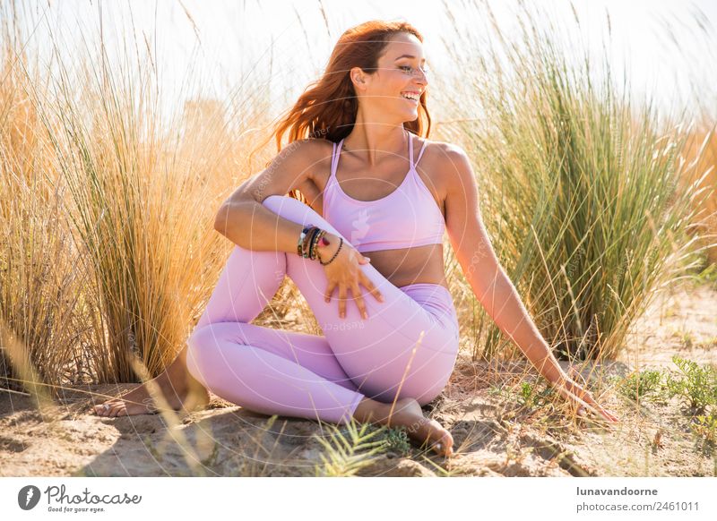 Frau, die Yoga am Strand praktiziert. Lifestyle Sport Fitness Sport-Training feminin Erwachsene 1 Mensch 18-30 Jahre Jugendliche Freundlichkeit Fröhlichkeit