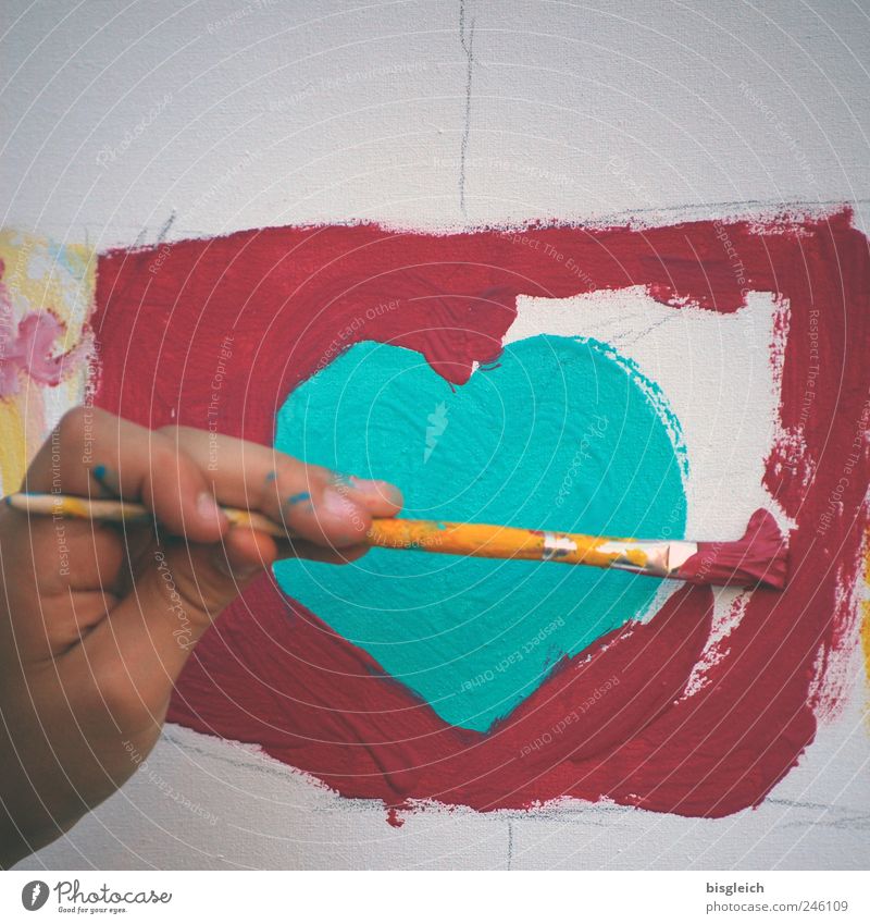 Herzblatt Kindergarten Schulkind Hand Finger Kunst Künstler Maler Pinsel zeichnen grün rot Liebe malen Farbfoto Außenaufnahme Tag