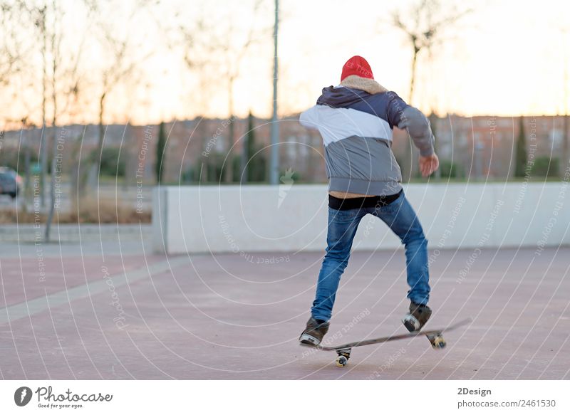 Teenager üben mit Skateboard in der Sunrise City. Lifestyle Freude Erholung Freizeit & Hobby Sommer Sport Kind Mensch maskulin Junge Mann Erwachsene Jugendliche