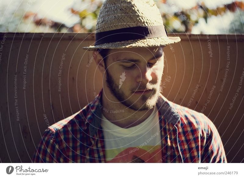 - maskulin Junger Mann Jugendliche Kopf Gesicht 1 Mensch 18-30 Jahre Erwachsene Accessoire Hut Bart Vollbart Coolness rebellisch Farbfoto Außenaufnahme