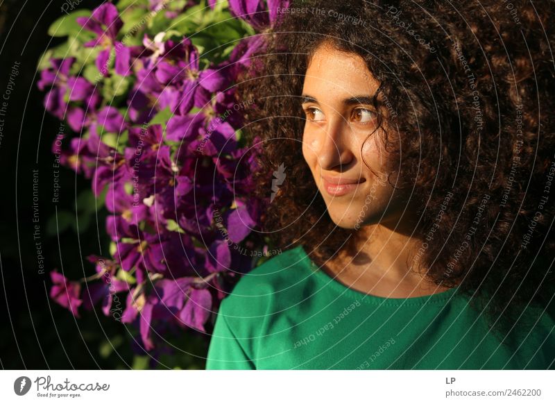 Portrait- und lilafarbene Blumen Lifestyle elegant Stil Freude schön Haare & Frisuren Gesicht Wellness Leben harmonisch Wohlgefühl Zufriedenheit Sinnesorgane