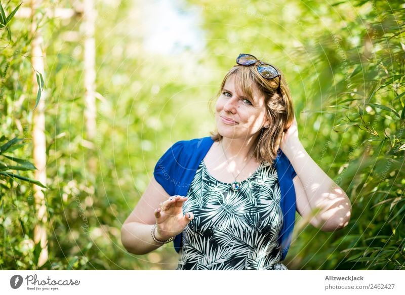 Portrait von einer jungen Frau im Bambus Dschungel Porträt Junge Frau 1 Mensch feminin blond grün Natur Tag Sträucher Blatt Wald Urwald Ferien & Urlaub & Reisen