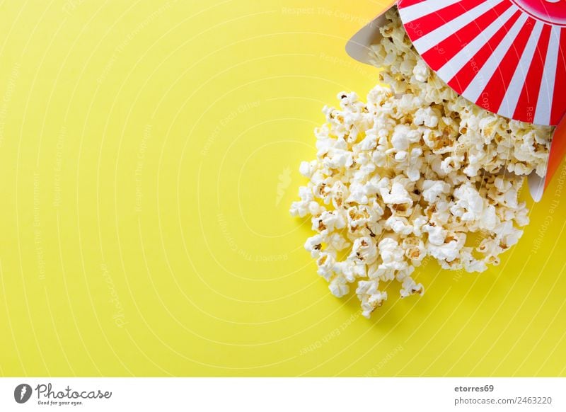 Gestreifte Box mit Popcorn auf gelbem Hintergrund. Kopierbereich Lebensmittel Ernährung Essen Bioprodukte Vegetarische Ernährung Fastfood Fingerfood rot weiß