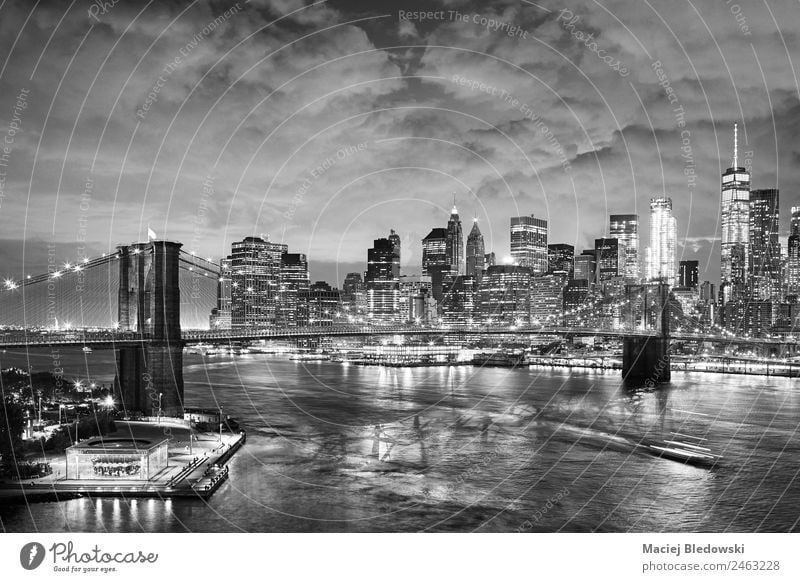 Schwarz-Weiß-Bild des New Yorker Stadtbildes bei Nacht. Büro Himmel Fluss Hafenstadt Stadtzentrum Skyline Hochhaus Bankgebäude Gebäude Architektur Wahrzeichen