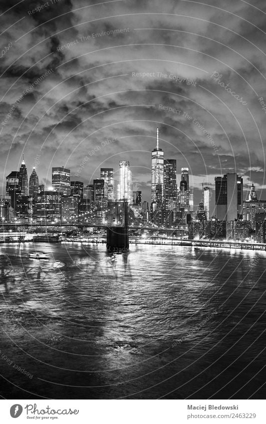 Schwarz-Weiß-Bild des New Yorker Stadtbildes bei Nacht. Büro Himmel Fluss Stadtzentrum Skyline Hochhaus Brücke Gebäude Architektur Sehenswürdigkeit Wahrzeichen