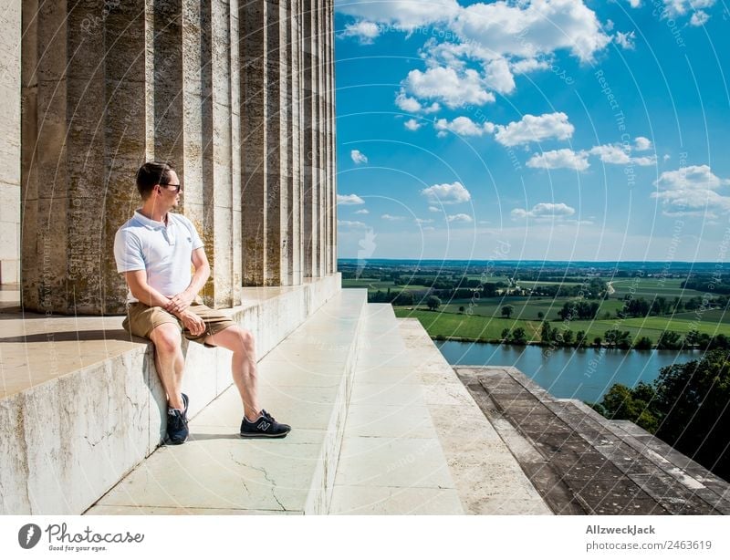Mannes sitzt am Walhalla und schaut in die Ferne Deutschland Regensburg Sehenswürdigkeit Säule Aussicht Panorama (Aussicht) Donau Schönes Wetter Sommer