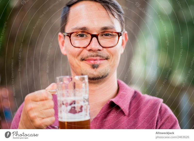 Portrait von einem jungen Mann mit Bierglas in der Hand Porträt 1 Mensch Junger Mann Oberkörper Blick in die Kamera Bierkrug Trinkgefäß trinken Alkohol