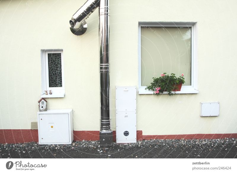 Ein Rohr, zwei Fenster, drei Kästen Dorf Kleinstadt Haus Einfamilienhaus Hütte Bauwerk Gebäude Mauer Wand vernünftig Heizung Lüftung 2 3 1 Farbfoto