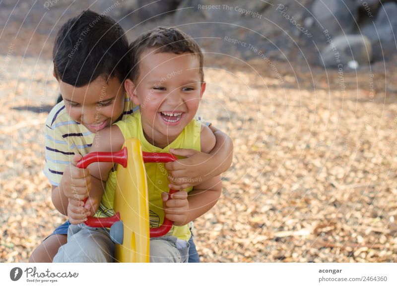 Zwei Kinder lachen beim Spielen auf dem Spielplatz. Lifestyle Freude Glück Abenteuer maskulin Geschwister Freundschaft Kindheit 2 Mensch 3-8 Jahre genießen