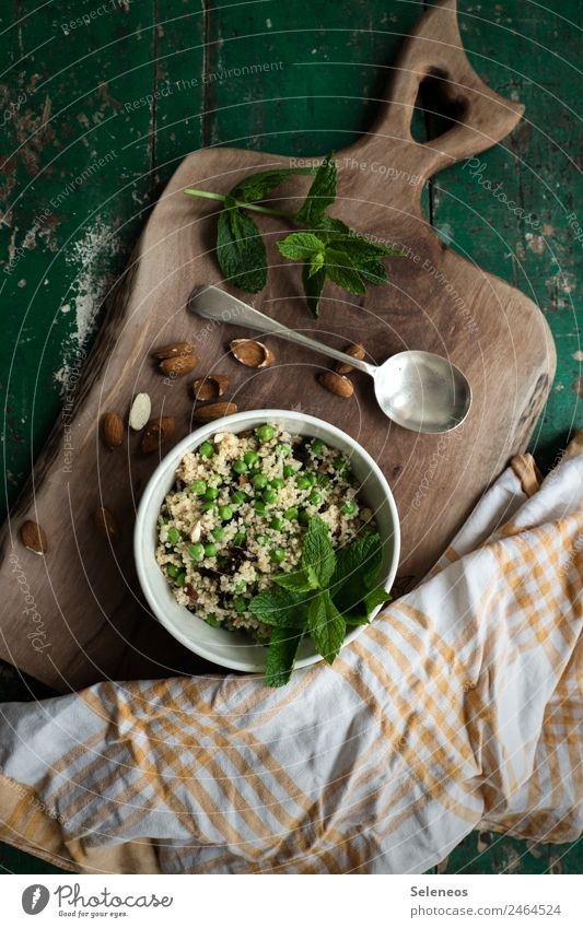Minzsalat Lebensmittel Gemüse Salat Salatbeilage Kräuter & Gewürze Couscous Minze Minzeblatt Erbsen Mandel Rosinen Ernährung Essen Mittagessen Abendessen