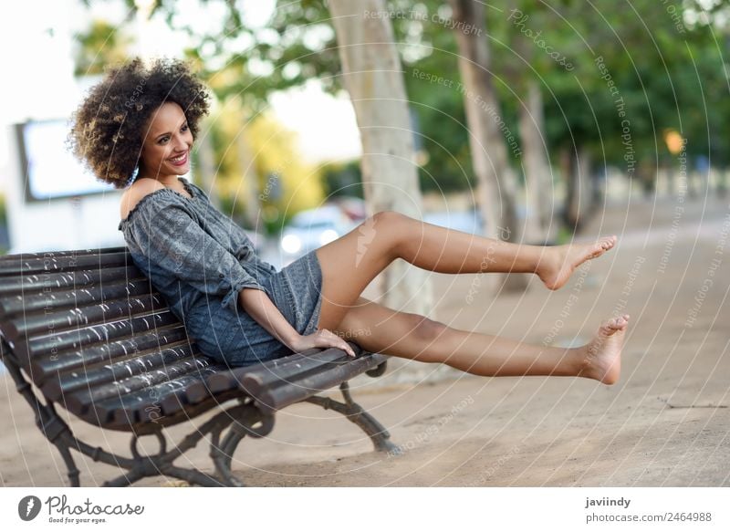 Junge schwarze Frau mit Afro-Frisur, die auf einer Bank sitzt i Lifestyle schön Haare & Frisuren Gesicht Mensch feminin Junge Frau Jugendliche Erwachsene 1