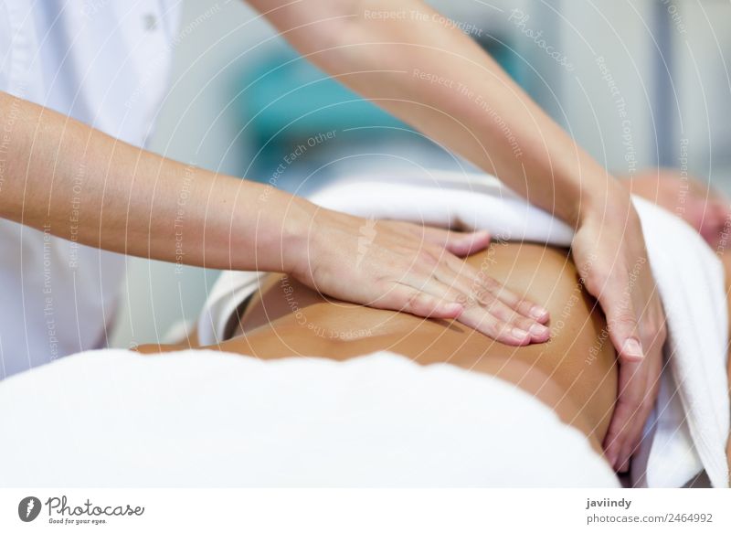 Weibliche Patienten werden von einem professionellen Osteopathie-Therapeuten behandelt. Lifestyle schön Körper Behandlung Medikament Wellness Erholung Spa