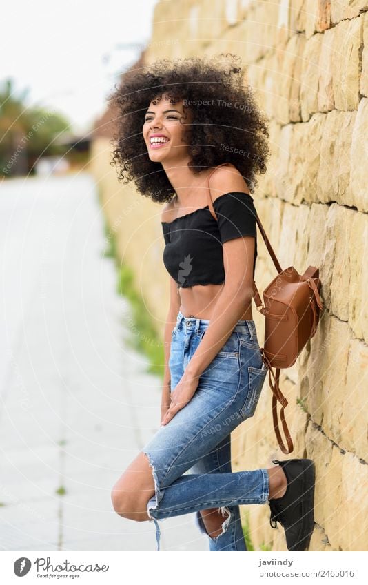 Fröhliche gemischte Frau mit Afrohaar, die draußen lacht. Lifestyle Stil Freude Glück schön Haare & Frisuren Gesicht Mensch Junge Frau Jugendliche Erwachsene 1
