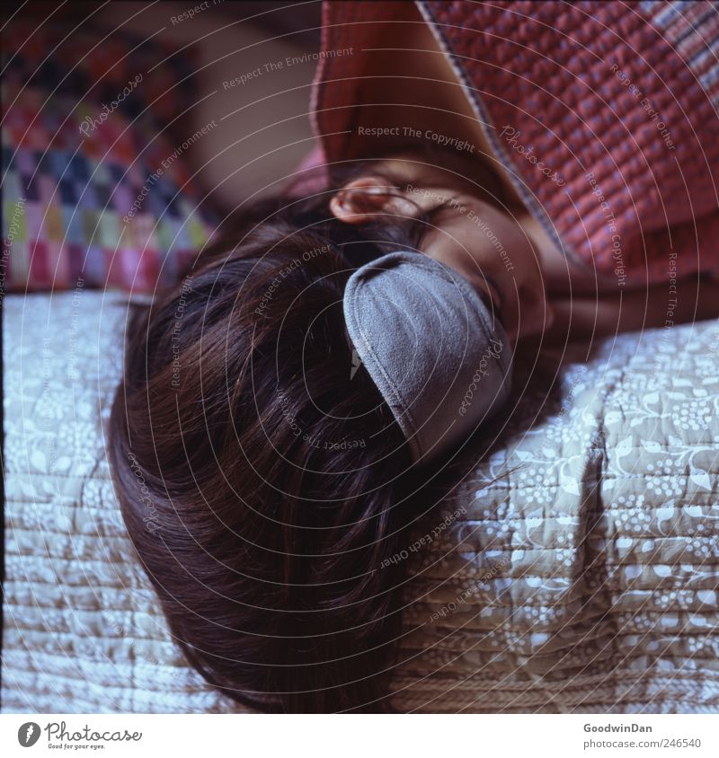 Los. Mensch Junge Frau Jugendliche Erwachsene Partner 1 Haare & Frisuren brünett langhaarig Bett Kissen Decke Schlafmaske schlafen träumen authentisch schön