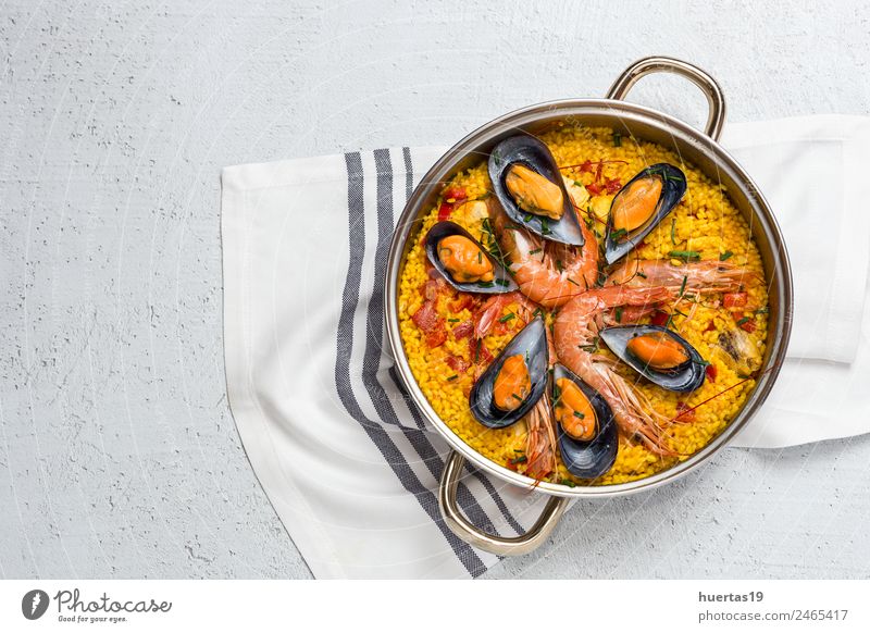 Traditioneller Reis in Paella Lebensmittel Fleisch Fisch Meeresfrüchte Gemüse Mittagessen Diät Gesunde Ernährung lecker sauer gelb Krebstier Hähnchen schmoren