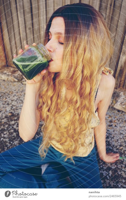 Junge Frau trinkt einen grünen Smoothie. Gemüse Ernährung Bioprodukte Vegetarische Ernährung Getränk trinken Saft Milchshake Entzug Lifestyle Stil schön