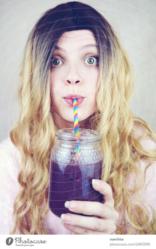 Schöne junge Frau, die einen Blaubeer-Smoothie trinkt. Frucht Ernährung Vegetarische Ernährung Getränk trinken Erfrischungsgetränk Saft Milchshake Lifestyle