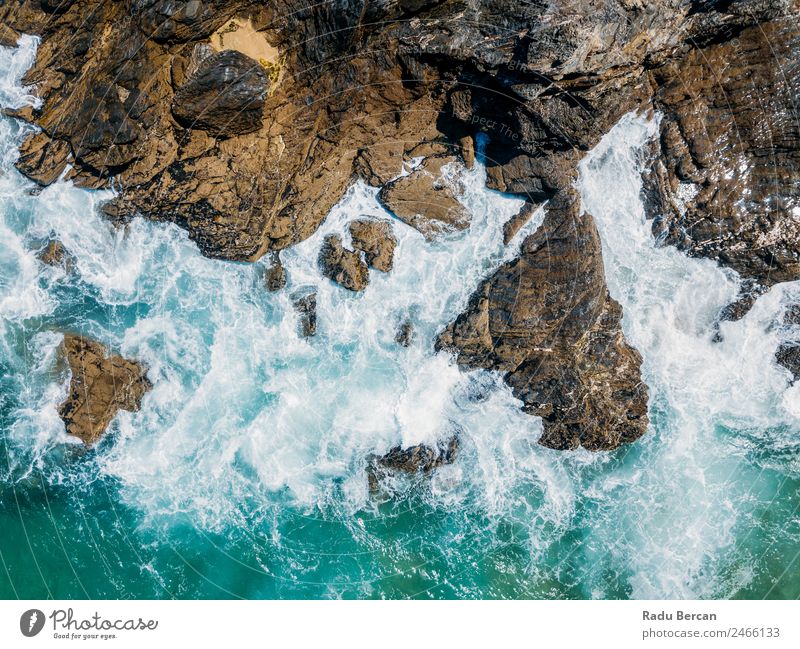 Luftaufnahmen von dramatischen Meereswellen, die auf felsige Landschaften prallen. Bewegung langsam Wellen Fluggerät Felsstrand Strand Felsen abstrakt Dröhnen