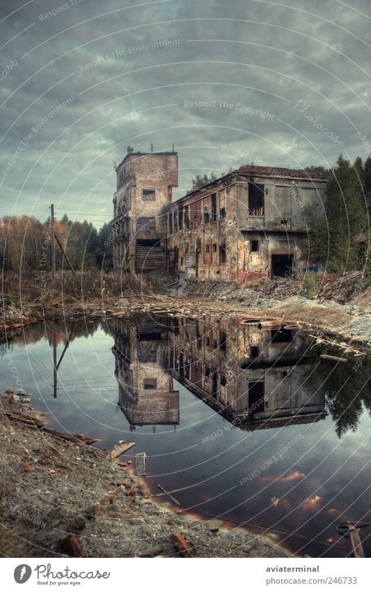 Altes Industriegebäude Wasser Wolken schlechtes Wetter Unwetter Baum Industrieanlage Fabrik Architektur Backstein alt Armut dreckig dunkel Billig grau