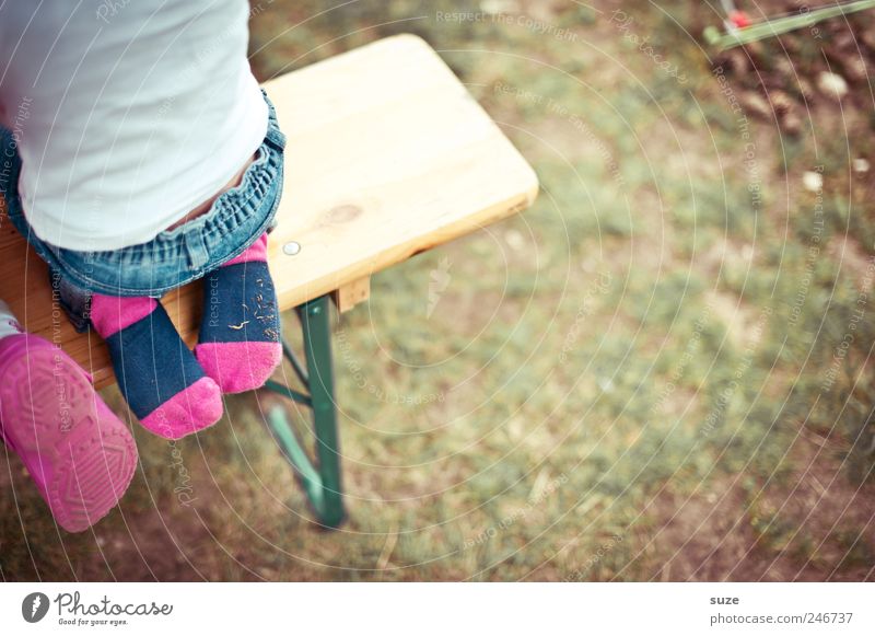 Socken mit ohne Sandalen Freizeit & Hobby Camping Mensch Kind Kleinkind Kindheit Rücken 1 3-8 Jahre Wiese T-Shirt Hose Strümpfe hocken sitzen authentisch klein