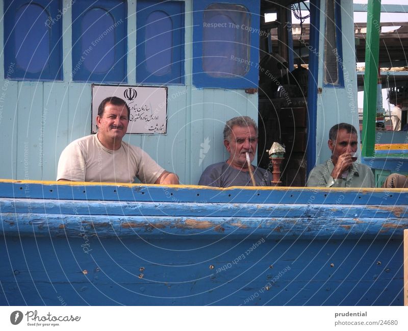 pause Pause Wasserpfeife Wasserfahrzeug 3 Mann Menschengruppe Rauchen blau Hafen sharjah