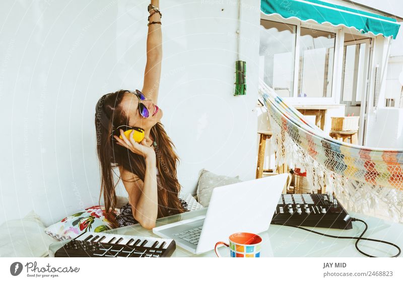 Frau sitzend mit Mischpult, Musikproduktion Lifestyle Sommer Tisch Diskjockey PDA Computer Tastatur Technik & Technologie Erwachsene Hand 1 Mensch Kunst