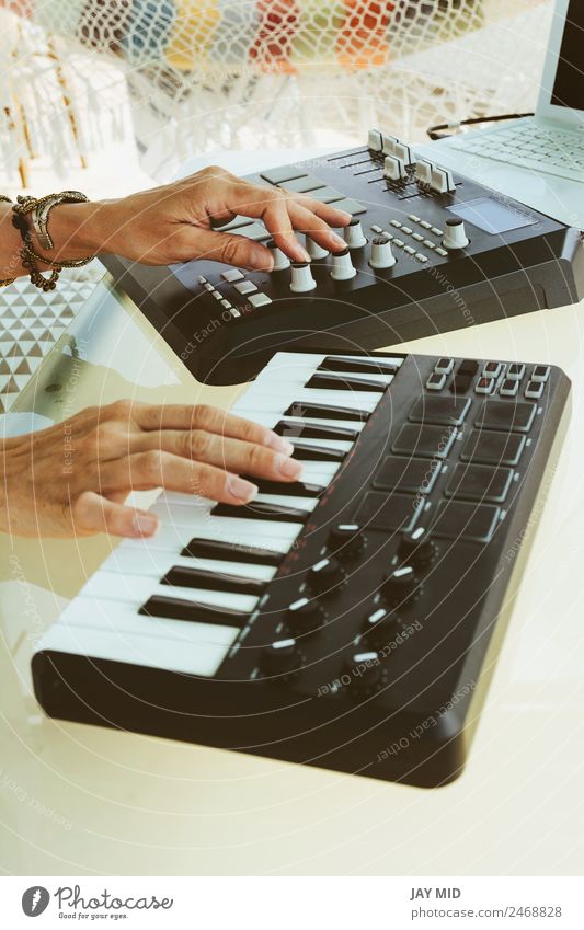 Hände Frau DJ spielt elektronische Musik. Mischtisch Lifestyle Sommer Tisch Diskjockey Computer Technik & Technologie feminin Erwachsene Hand 1 Mensch Kunst