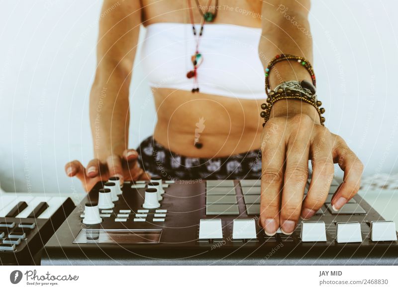 Hände Frau DJ spielt elektronische Musik. Mischtisch Lifestyle Freiheit Sommer Tisch Diskjockey Beruf Technik & Technologie Unterhaltungselektronik feminin