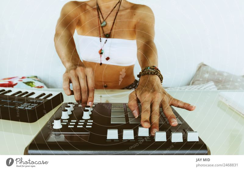 Hände Frau DJ spielt elektronische Musik. Mischtisch Lifestyle Sommer Tisch Diskjockey Technik & Technologie feminin Erwachsene Hand Gefühle Macht innovativ