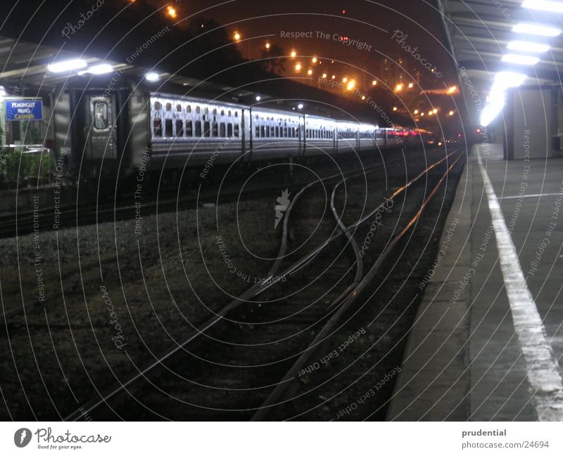 wohin geht die reise 2 Singapore Eisenbahn Sehnsucht Fernweh Nacht Langzeitbelichtung dunkel Erfolg Bahnhof malayan railway Ferien & Urlaub & Reisen