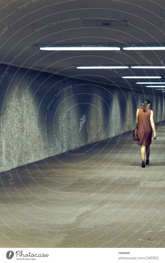 lady in red feminin Junge Frau Jugendliche 1 Mensch Tunnel U-Bahn Kleid Tasche gehen rot Untergrund Stadtleben dunkel einzeln Neonlicht Kunstlicht Einsamkeit