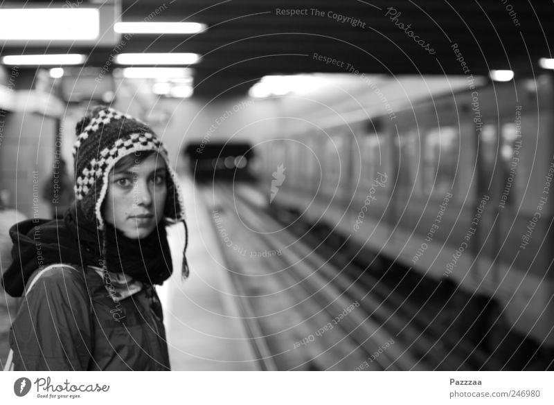 Das Mädchen in der Metro feminin Junge Frau Jugendliche Gesicht 1 Mensch 18-30 Jahre Erwachsene Stadt Hauptstadt Bahnhof Bahnfahren Schienenverkehr U-Bahn