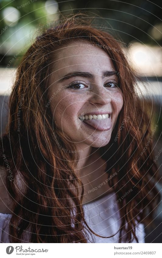 Außenporträt eines jungen, schönen, glücklichen, rothaarigen Mädchens. Lifestyle elegant Stil exotisch Glück Haare & Frisuren Mensch feminin Junge Frau