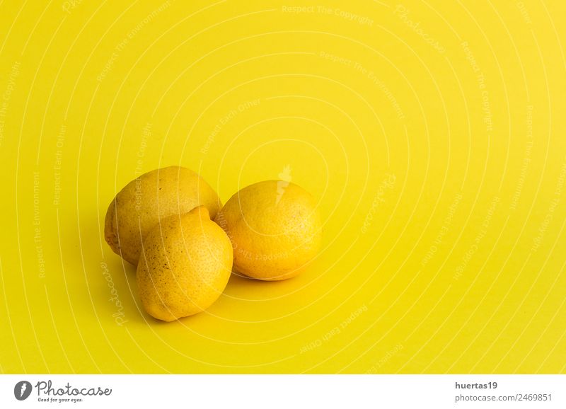 Frische Zitronen auf gelbem Hintergrund Lebensmittel Gemüse Frucht Saft Menschengruppe frisch sauer tropisch Gesundheit Entzug Kalium Vitamin Amuse-Gueule