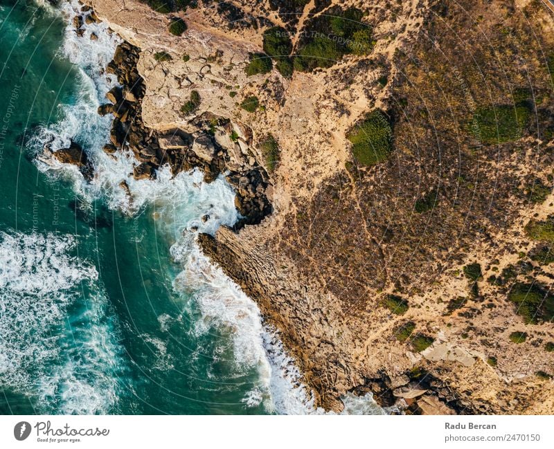 Luftaufnahmen von dramatischen Meereswellen, die auf felsige Landschaften prallen. Bewegung langsam Wellen Fluggerät Felsstrand Strand Felsen abstrakt Dröhnen