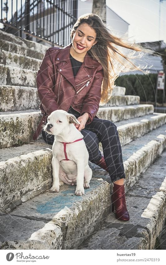 Schönes blondes Mädchen mit Boxerhund schön Mensch feminin Junge Frau Jugendliche Erwachsene Freundschaft 1 18-30 Jahre Mode Tier Haustier Hund Lächeln Umarmen