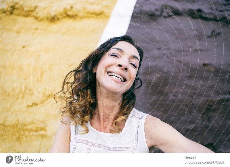lächelnde Frau, Spanien Lifestyle Glück schön Gesicht Leben Erholung ruhig Mensch feminin Erwachsene Weiblicher Senior 1 45-60 Jahre Kunst Fassade Straße Tattoo