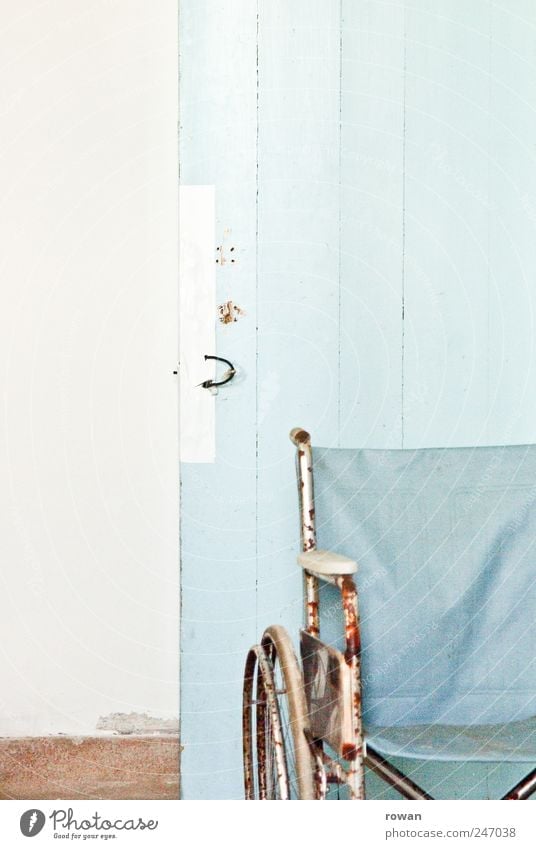 heilanstalt Mauer Wand Tür kaputt retro Rollstuhl verfallen Rost blau trist Farbfoto Gedeckte Farben Innenaufnahme Textfreiraum links Textfreiraum oben