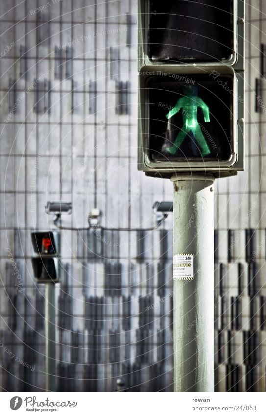 nur bei grün Stadt Bauwerk Gebäude Ampel Verkehrszeichen Verkehrsschild beobachten gehen warten rot Optimismus geduldig Fairness Kontrolle Regel Fußgänger