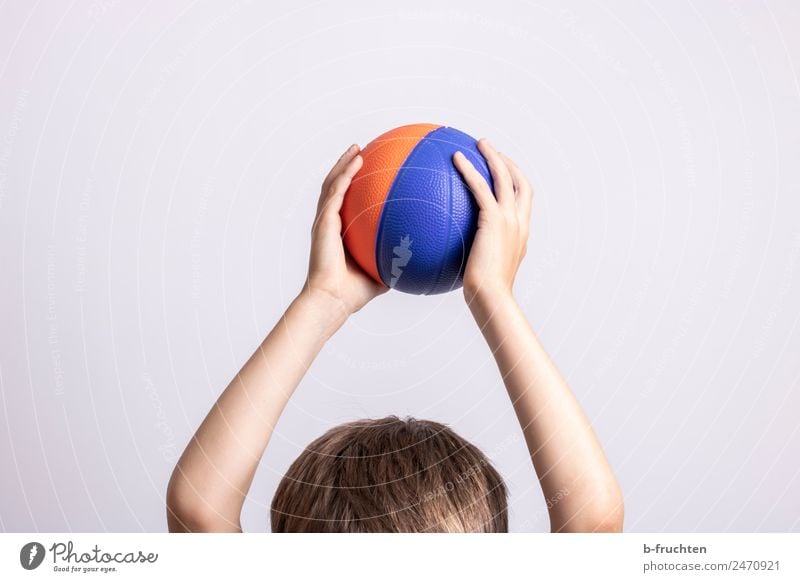 Ballspiel Sport Ballsport Kind Kopf Haare & Frisuren 3-8 Jahre Kindheit festhalten Spielen Freizeit & Hobby Freude hoch Bewegung Farbfoto Innenaufnahme