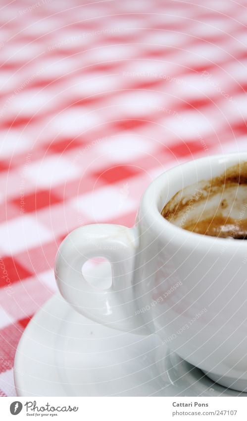 koffeinhaltiges Heißgetränk Getränk Espresso Geschirr Tasse stehen trinken heiß klein nass rot Beginn Erholung Tischdekoration Tuch Muster kariert weiß Kaffee
