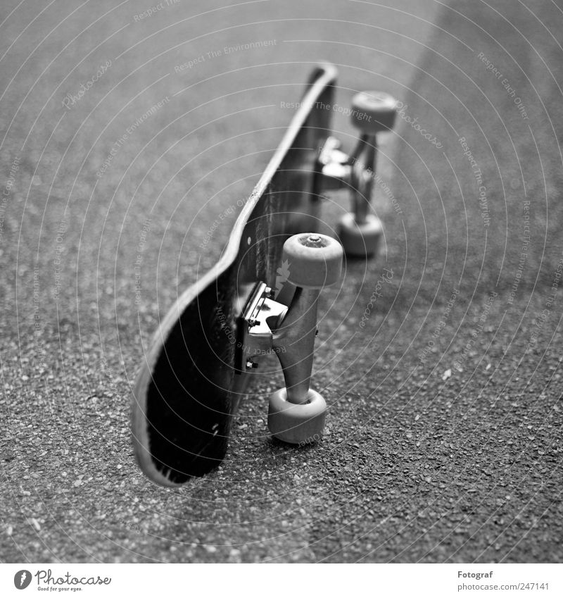 Skateboard Straße Wege & Pfade schwarz Skateboarding Rolle Achse Asphalt Aluminium Schwarzweißfoto Außenaufnahme Menschenleer Schwache Tiefenschärfe Totale
