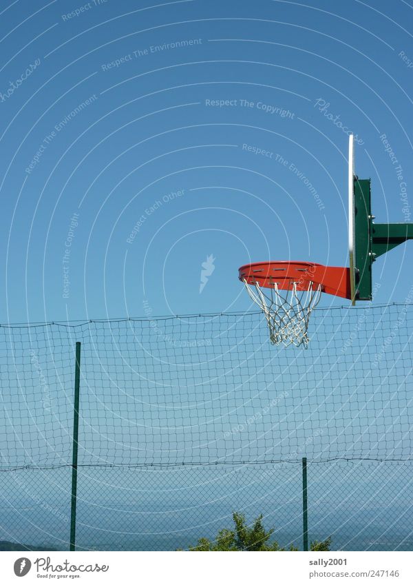 Basketball mit Aussicht Freizeit & Hobby Freiheit Sommer Berge u. Gebirge Sport Ballsport Basketballkorb Himmel Wolkenloser Himmel Pyrenäen Unendlichkeit hoch