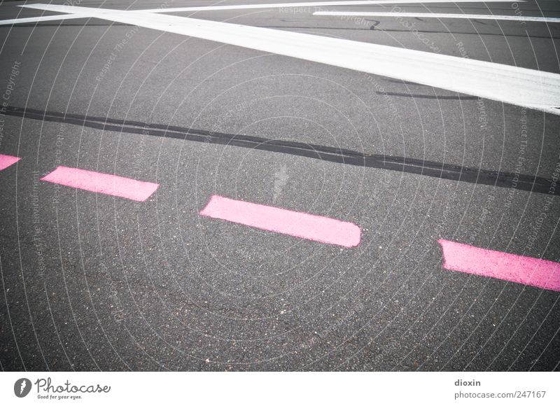 Wind Nord-Ost, Startbahn null-drei Flughafen Verkehr Verkehrsmittel Luftverkehr Flugplatz Landebahn Schilder & Markierungen Markierungslinie grau rosa weiß