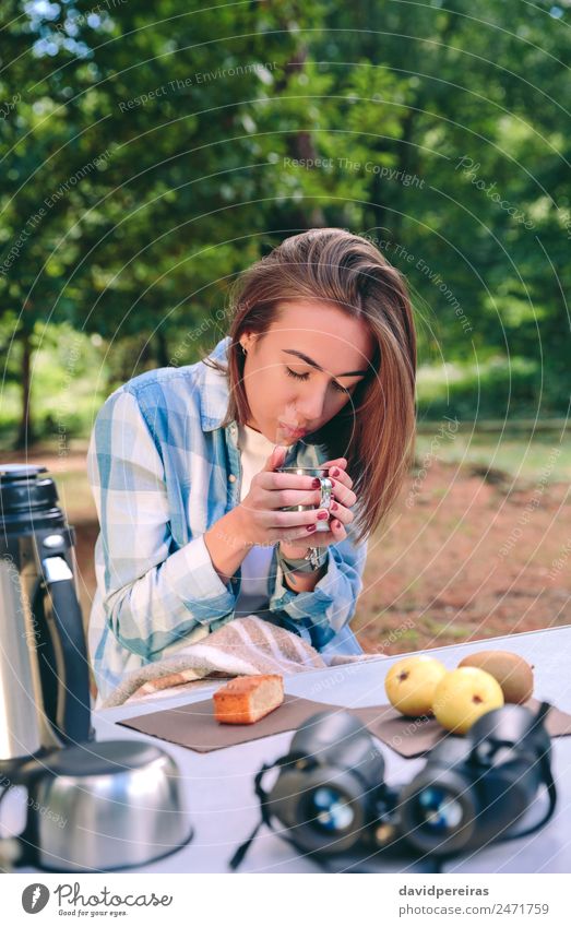 Frau mit einer Tasse heißem Kaffee, die unter der Decke sitzt. Frucht Frühstück Lifestyle Erholung Freizeit & Hobby Ferien & Urlaub & Reisen Ausflug Abenteuer